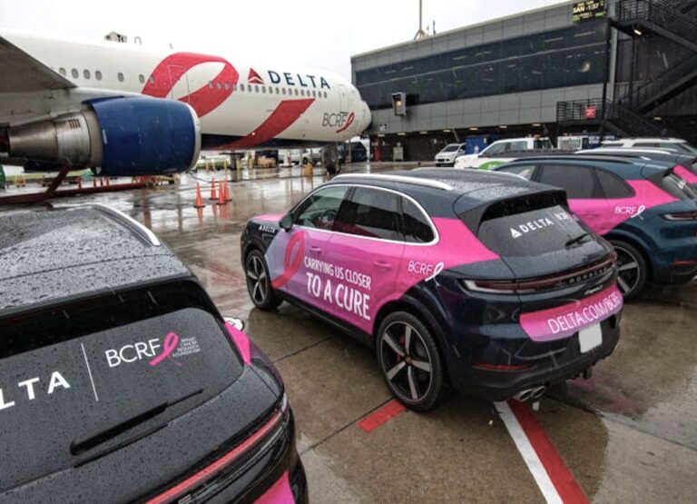 Un cielo rosa: le iniziative di Delta Airlines per il mese della prevenzione del cancro al seno