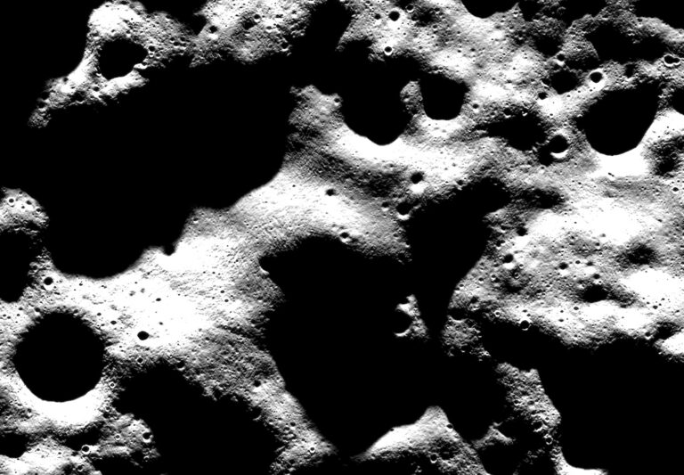 La Luna e la Terra in posa per la camera ottica JANUS durante il primo flyby di JUICE