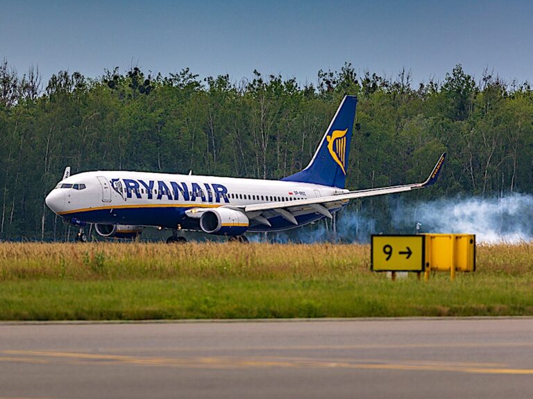 Ryanair intenta una causa civile contro un passeggero molesto per 15mila euro di danni