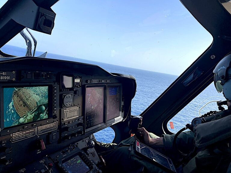 Aeronautica Militare: elicottero del S.A.R. recupera un marittimo da nave petroliera al largo di Trapani
